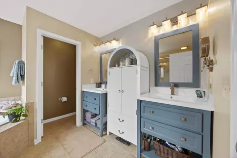 Bath - 1021 Queens Pl, Spring Hill, TN 37174 photo 5 of 9