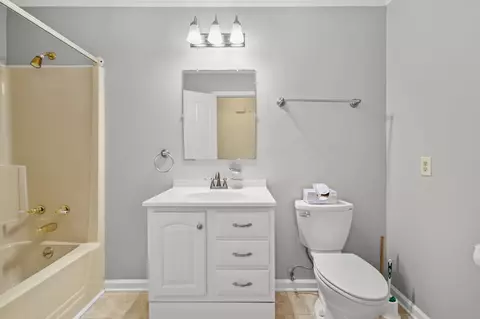 Bath - 511 Crocus Ct, Murfreesboro, TN 37128 photo 1 of 3