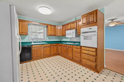 Kitchen - 511 Crocus Ct, Murfreesboro, TN 37128 photo 2 of 3