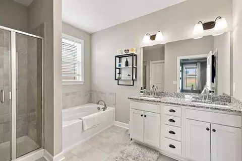 Bath - 1002 Garrison Way, Spring Hill, TN 37174 photo 2 of 3