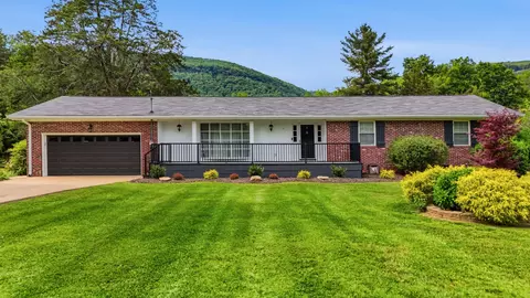 605 Falls View Dr, Hixson, TN 37343