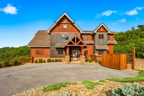 2920 Misty Bluff Trl, Sevierville, TN 37862