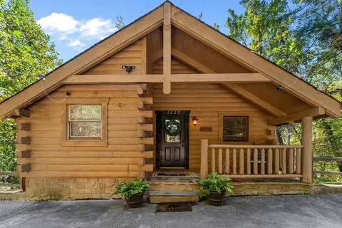 1235 Honeysuckle Ln, Sevierville, TN 37876