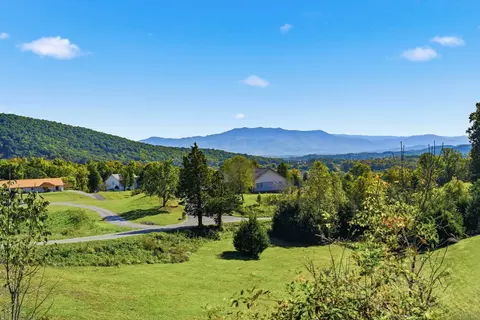 217 Megan View Ln, Sevierville, TN 37876