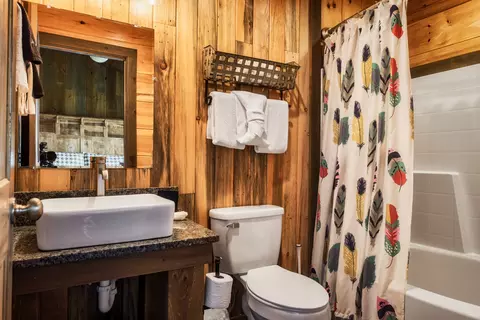 Bath - 2470 Hackberry Dr, Sevierville, TN 37862 photo 2 of 7
