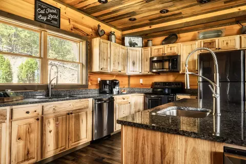 Kitchen - 2470 Hackberry Dr, Sevierville, TN 37862 photo 2 of 4
