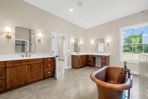 Bath - 31 Rustic Pnes, Dover, TN 37058 photo 4 of 11