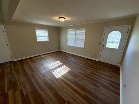 Living - 220 Apache Cir, Pulaski, TN 38478 photo 3 of 5