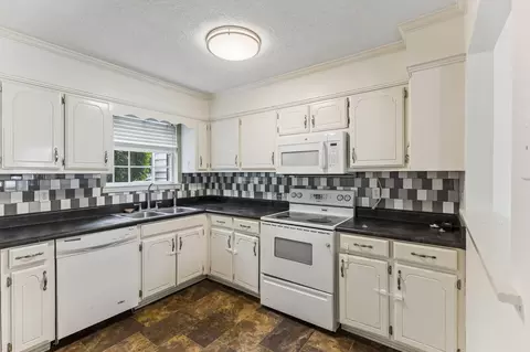 Kitchen - 755 E Northfield Blvd, Murfreesboro, TN 37130 photo 2 of 2