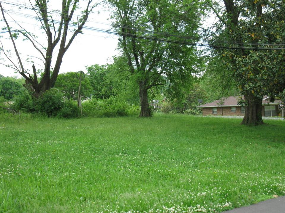  810 Belfast St, Maryville, TN 37801 photo 2