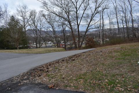 201 Summit Dr, Middlesboro, KY 40965 photo 3