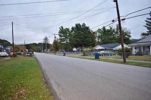 514 Exeter Ave, Middlesboro, KY 40965 photo 2