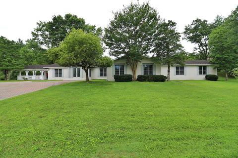 201 E Seneca Cir, Oneida, TN 37841 photo 1