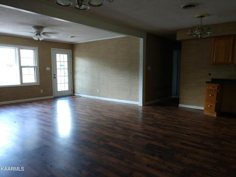 209 Summit Dr, Middlesboro, KY 40965 photo 2