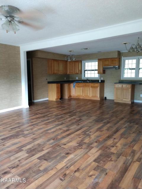 209 Summit Dr, Middlesboro, KY 40965 photo 3