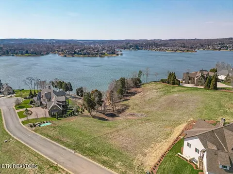 972 Zepher Dr, Lenoir City, TN 37772