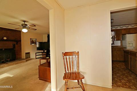 206 E Seneca Cir, Oneida, TN 37841 photo 2