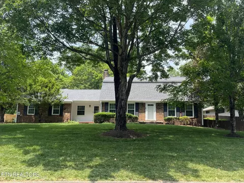 131 Baltimore Dr, Oak Ridge, TN 37830