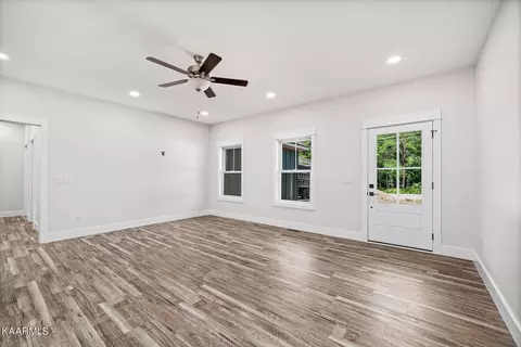 135 Hawes Cir, Crossville, TN 38558