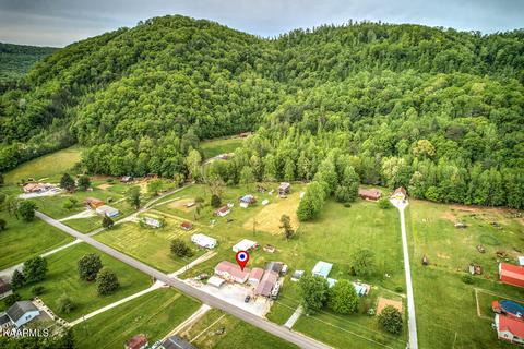 335 Half Moon Rd, Oliver Springs, TN 37840