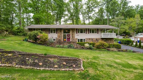 1052 W Outer Dr, Oak Ridge, TN 37830