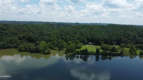 910 Skyline Dr, Harriman, TN 37748