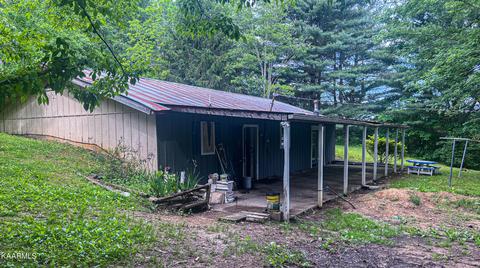 136 Log Ln, Jacksboro, TN 37757