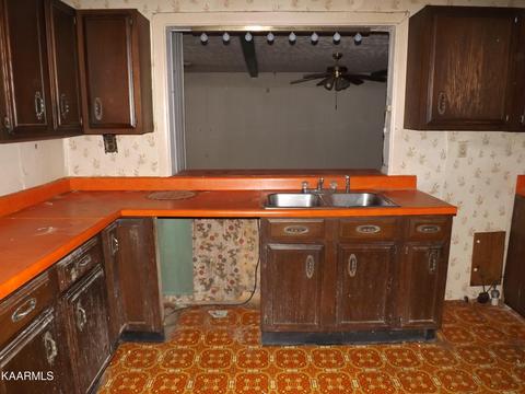 1111 Exeter Ave, Middlesboro, KY 40965 photo 6