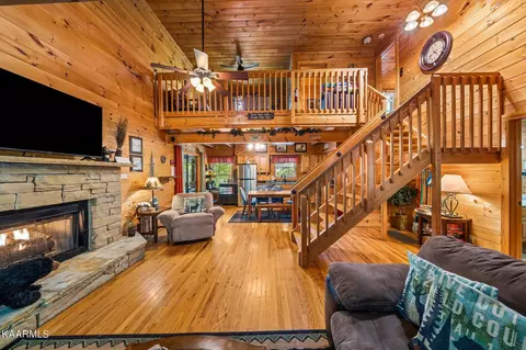 450 Silver Maple Ln, Gatlinburg, TN 37738