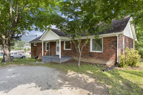 106 Butter Egg Rd, Jacksboro, TN 37757