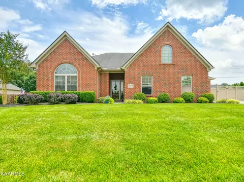 549 Granada Dr, Lenoir City, TN 37772