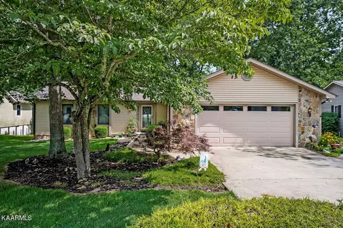 221 Pomeroy Dr, Crossville, TN 38558