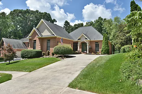 230 Skyview Dr, Lenoir City, TN 37772