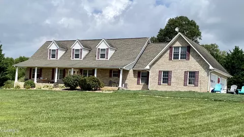 1054 San Martino Dr, Dandridge, TN 37725