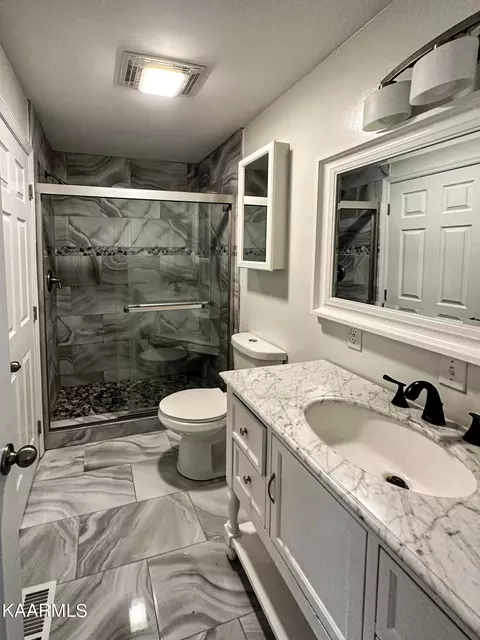 Bath - 263 Dover Ave, Harrogate, TN 37752 photo 1 of 8