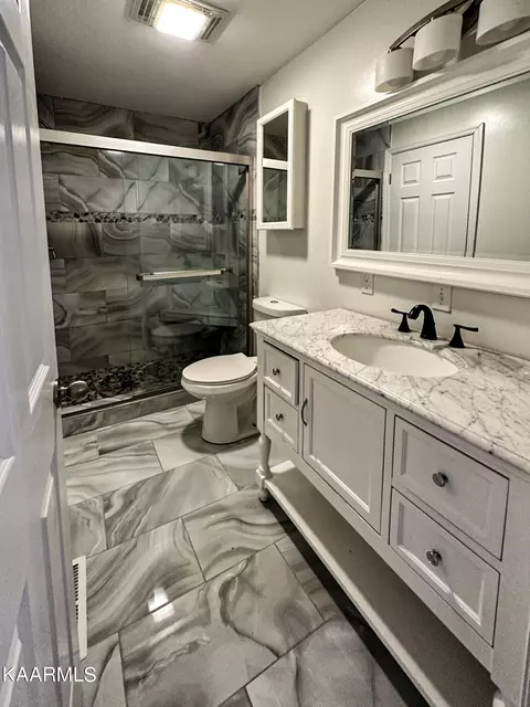 Bath - 263 Dover Ave, Harrogate, TN 37752 photo 3 of 8