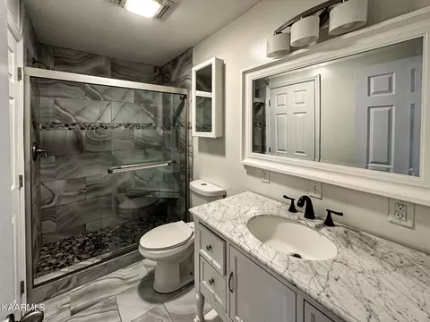 Bath - 263 Dover Ave, Harrogate, TN 37752 photo 2 of 8