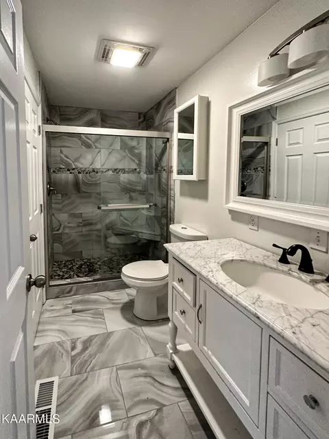 Bath - 263 Dover Ave, Harrogate, TN 37752 photo 5 of 8