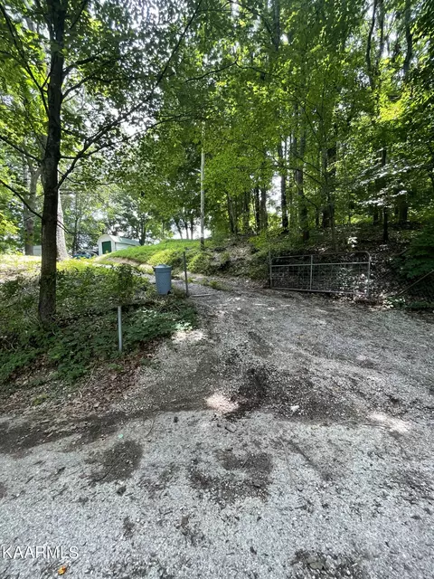 505 W Chestnut St, La Follette, TN 37766
