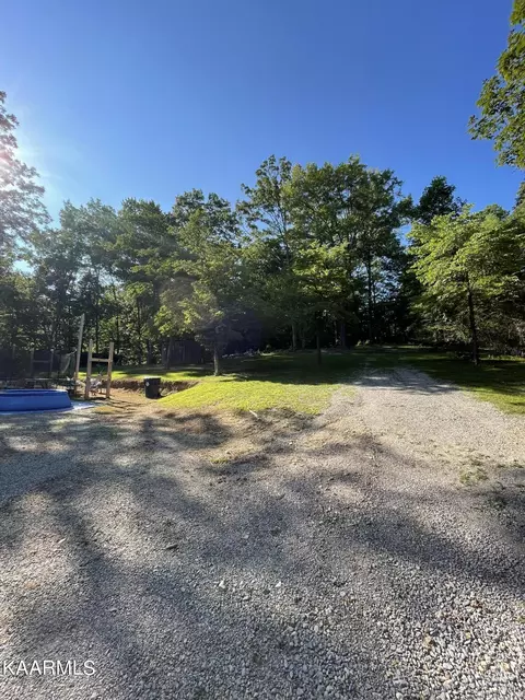 293 Center Ln, Tazewell, TN 37879