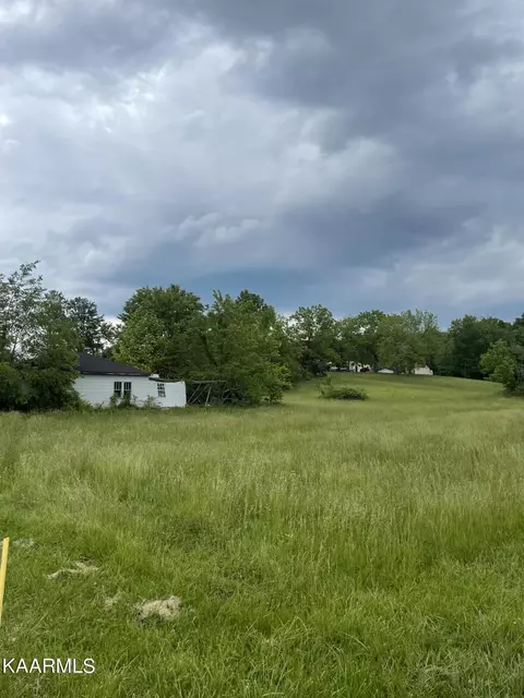 812 W 3rd Ave, Oneida, TN 37841