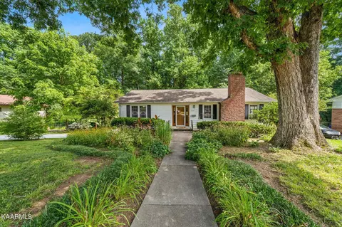 395 East Dr, Oak Ridge, TN 37830