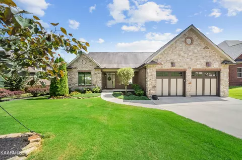 2064 Britts Dr, Lenoir City, TN 37772