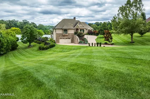 1121 Blazer Pointe Pt, Dandridge, TN 37725