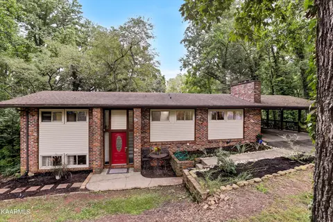 104 E Melbourne Rd, Oak Ridge, TN 37830