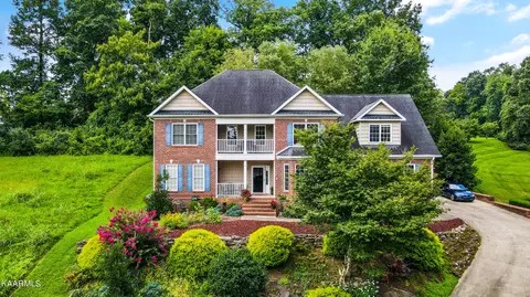 40 Riverside Dr, Oak Ridge, TN 37830