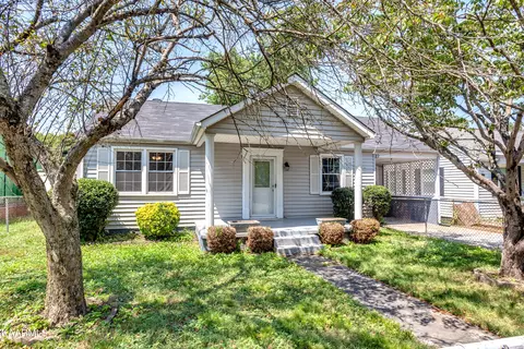 1021 Hillcrest Dr, Lenoir City, TN 37772