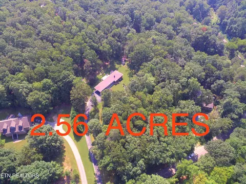 8200 Lakeland Dr, Lenoir City, TN 37772