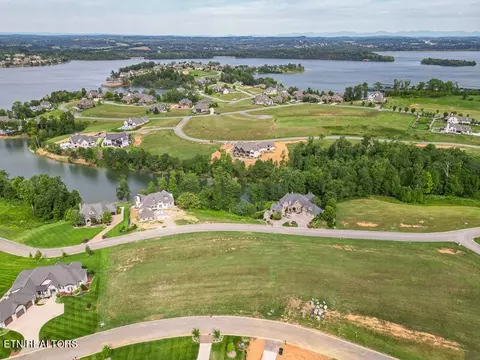 470 Commodore Dr, Lenoir City, TN 37772