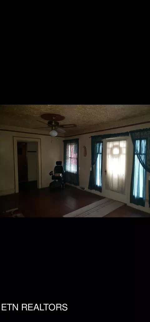 105 E Winchester, Middlesboro, KY 40965 photo 13